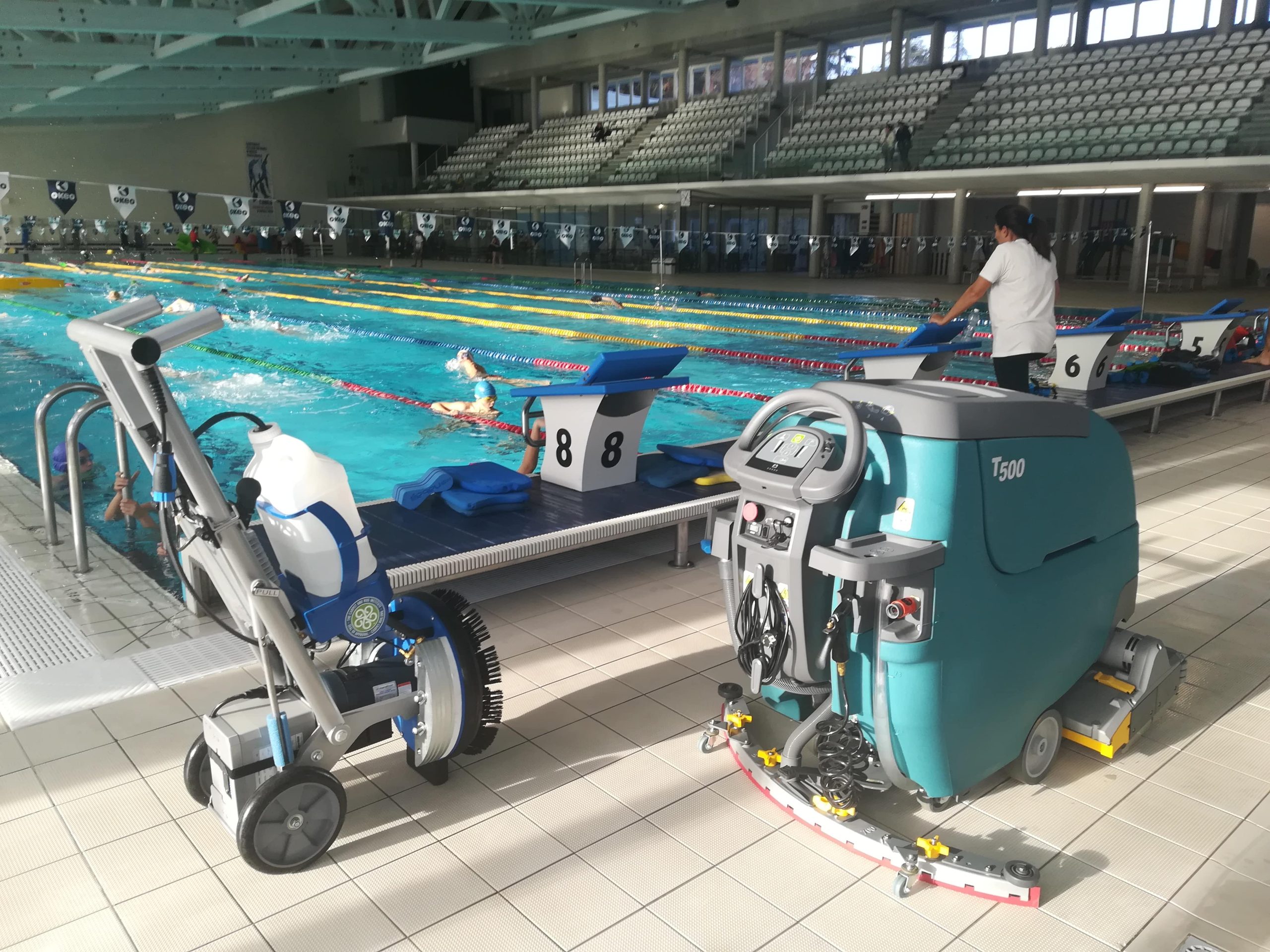 Lavasciuga pavimenti per pulizia piscine